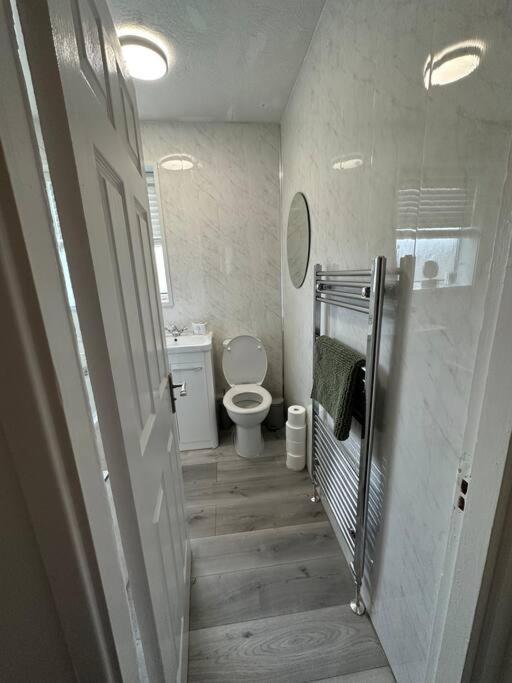 Mmc Serviced Accommodation Leigh  Exteriör bild